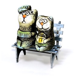 Коты парочка с корзинкой на скамейке мини, KN 00-101D