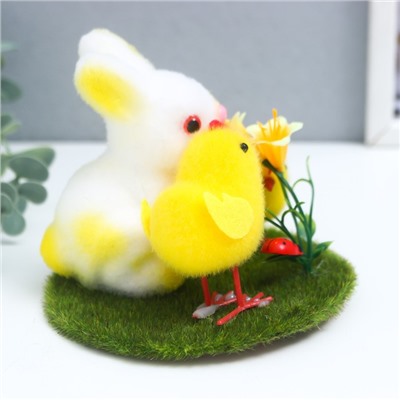 Сувенир пасхальный "Кролик и два цыплёнка на травке с цветком" 12х12х10,5 см