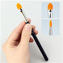 Кисть для нанесения маскирующих средств МАС 195 Concealer Brush