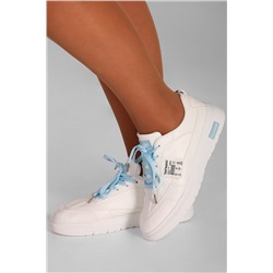 Кроссовки белые с голубыми шнурками