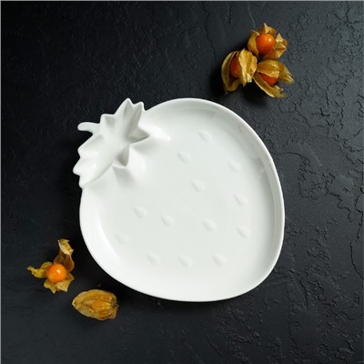 Блюдо фарфоровое с соусником Magistro «Бланш. Клубника», d=25 см, цвет белый