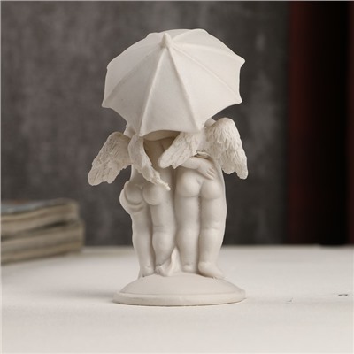 Сувенир полистоун "Белоснежные ангелы под зонтом" 10,5х6х4,5 см